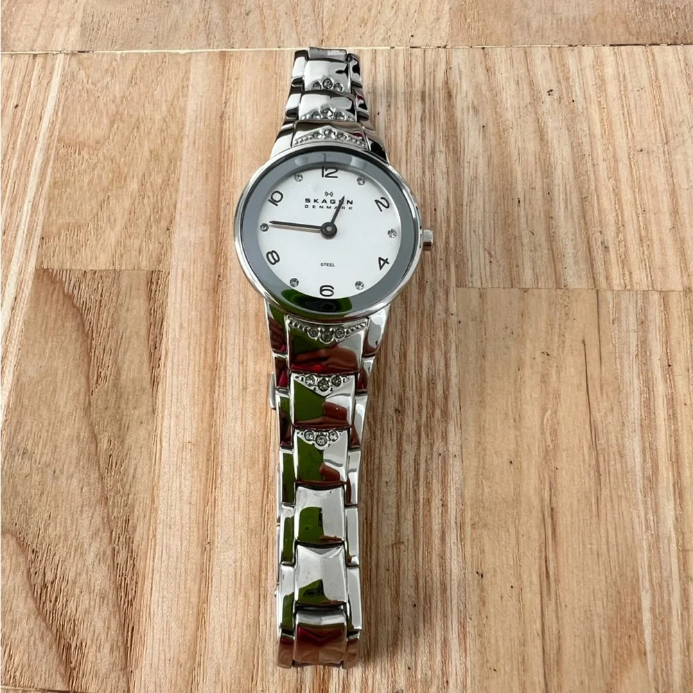 Skagen Denmark steel ladies silver tone dress bracelet watch NEW BATTERY